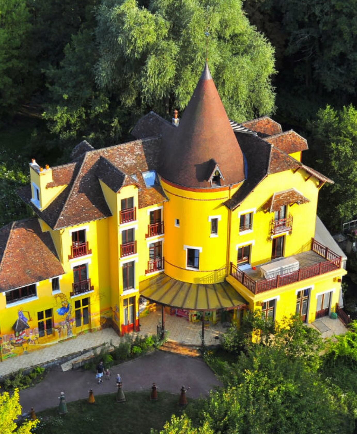 From Avignon to Cr&eacute;cy la Chapelle, here is another exciting challenge for @lucienchefambition. 

Invited at Slava Polunin's extravaganza Moulin Jaune on July 19 &amp; 20, I will bake hundreds of meringue in honor of russian prima ballerina Ann
