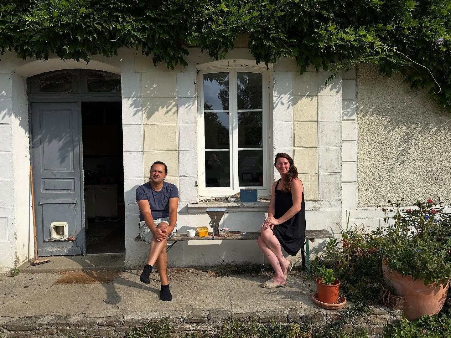 Escapade in Normandy to visit Georgina, Julien and their daughter Mia in their domain, an old farm in Couvains. Beside the main building, two majectic barns (one turned into a m Salle &agrave; Manger), and a  former bakery that would make a perfect r