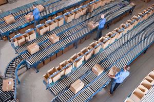 Distribution facility with many conveyors and boxes